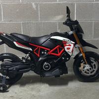 Moto Aprilia elettrica con rotelline