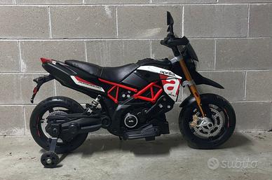 Moto Aprilia elettrica con rotelline
