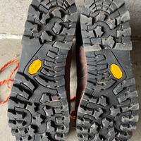 Scarponi da montagna .  Tecnica suola vibram   42