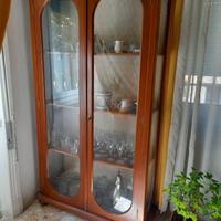 Libreria con sportelli in vetro legno di ciliegio