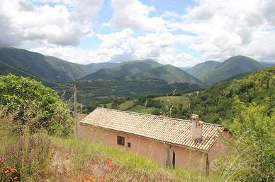 CASALE DA RISTRUTTURARE CON TERRENO IN VALNERINA