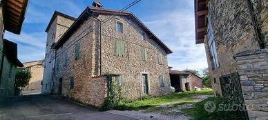 Rustico / Casale di 395 m² con 5 locali e box auto