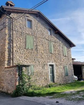 Rustico / Casale di 395 m² con 5 locali e box auto