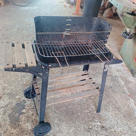 Barbecue a carbonella con ruote e ripiani