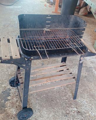 Barbecue a carbonella con ruote e ripiani