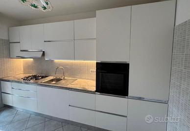 Cucina moderna 4m con elettrodomestici