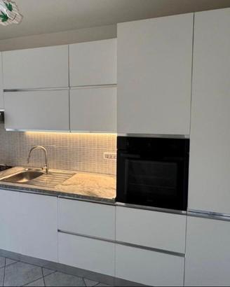 Cucina moderna 4m con elettrodomestici