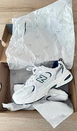 New Balance 530 blanches et bleu marine