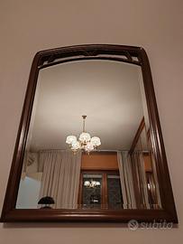 Specchio con cornice di legno