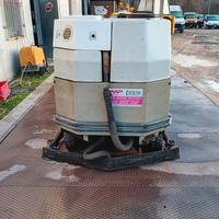 lavasciuga industriale uomo a bordo comac