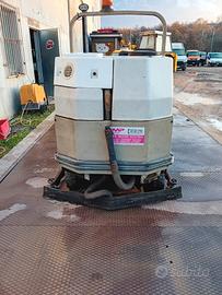 lavasciuga industriale uomo a bordo comac