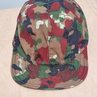 Cappellino con fantasia mimetica