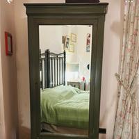 Armadio e poltrona con tavolo di vimini