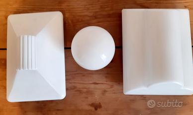 Tre applique da parete in vetro opalino