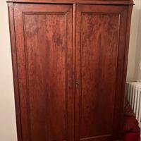 Armadio in noce antico