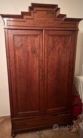 Armadio in noce antico