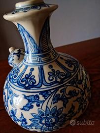 Vaso Kendi porcellana blu cobalto su fondo bianco