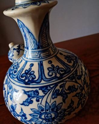 Vaso Kendi porcellana blu cobalto su fondo bianco