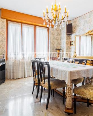 Elegante 3 locali ristrutturato al 7° piano con ba