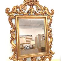 Specchiera Luigi XV dorata con ricca cimasa