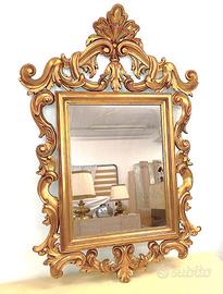 Specchiera Luigi XV dorata con ricca cimasa