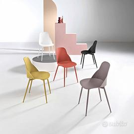 Sedia in propilene con struttura in metallo