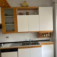 Cucina con elettrodomestici