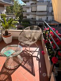 Poltrona e tavolo basso intrecciati da balcone
