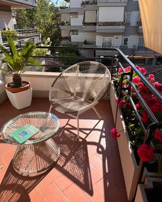 Poltrona e tavolo basso intrecciati da balcone