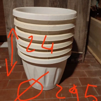 Vaso rotondo da appoggio sulla ringhiera.