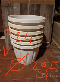 Vaso rotondo da appoggio sulla ringhiera.