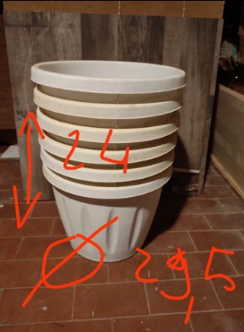 Vaso rotondo da appoggio sulla ringhiera.