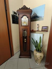 Orologio a Pendolo da Pavimento in Legno – Stile C