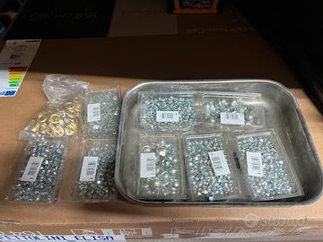 Dadi/rondelle/viti/molle ecc sparsi