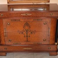 Cassettone classico in legno di noce con intarsi