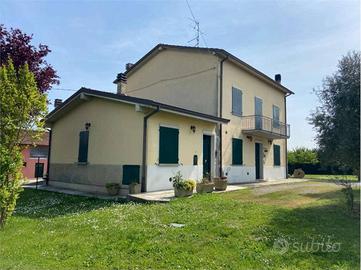 Rustico / Casale di 927 m² con più di 5 locali e b