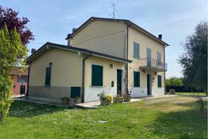 Rustico / Casale di 927 m² con più di 5 locali e b