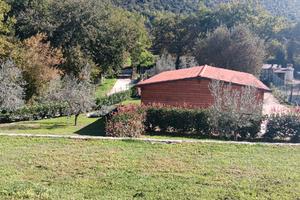 Casetta in Legno con Ampio Giardino