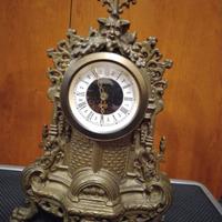 Antico orologio da tavolo a carica manuale