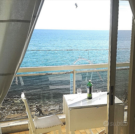 Una terrazza sul mare