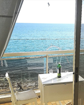 Una terrazza sul mare