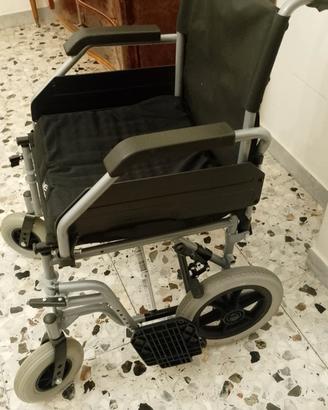 sedia a rotelle pieghevole