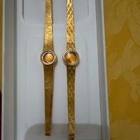 Due orologi in oro basso