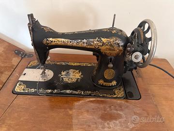 Antica macchina da cucire Singer con mobile