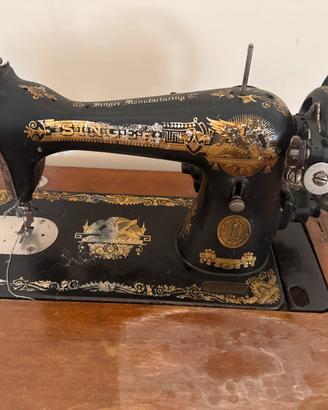Antica macchina da cucire Singer con mobile