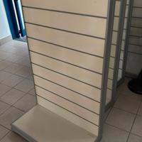 Arredamento vario per negozio di abbigliamento 