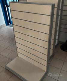 Arredamento vario per negozio di abbigliamento 