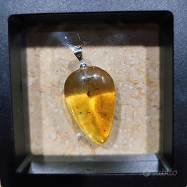 Pendente in ambra naturale con insetto – 3 g