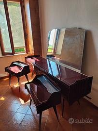 Comò con specchiera e comodini