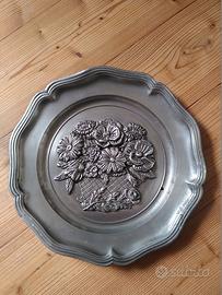 Piatto decorato vintage in peltro